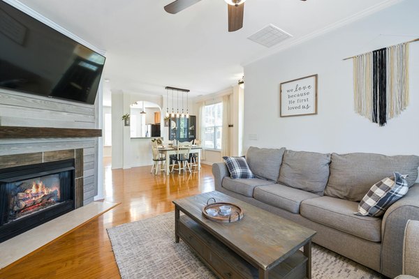 Comment intégrer des panneaux solaires sur une toiture en pente sans compromettre l'esthétique?